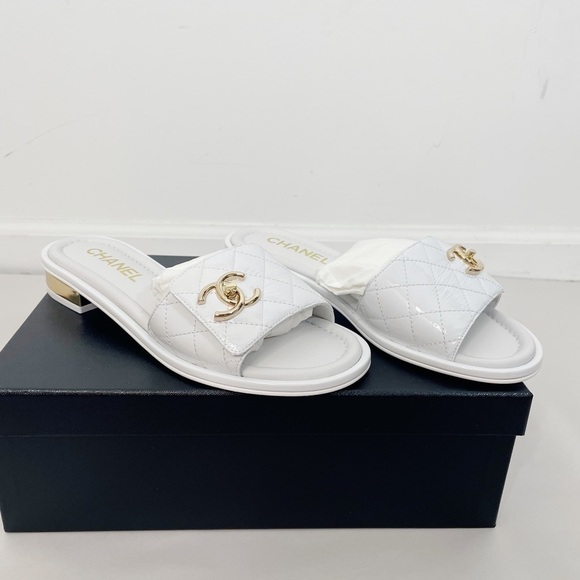 New Chanel 23P Patent Leather CC Turnlock Slides Sandal - Picture 3 of 8